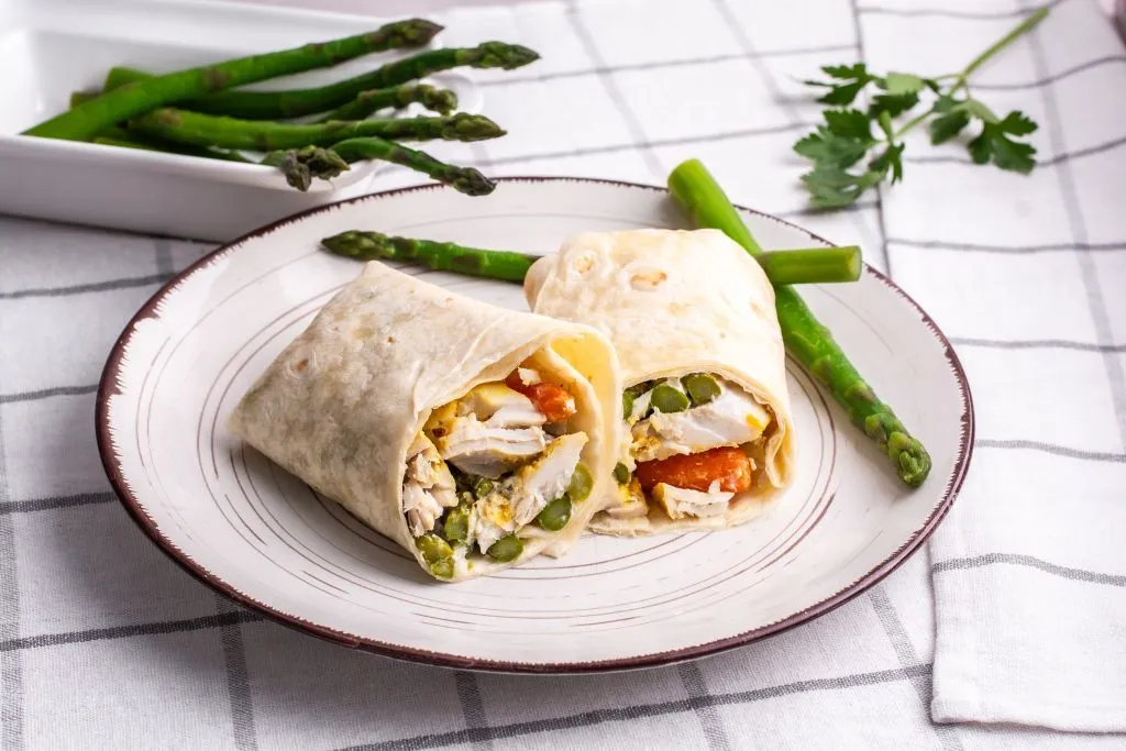 Tortilla s pečenou treskou a zeleným chřestem