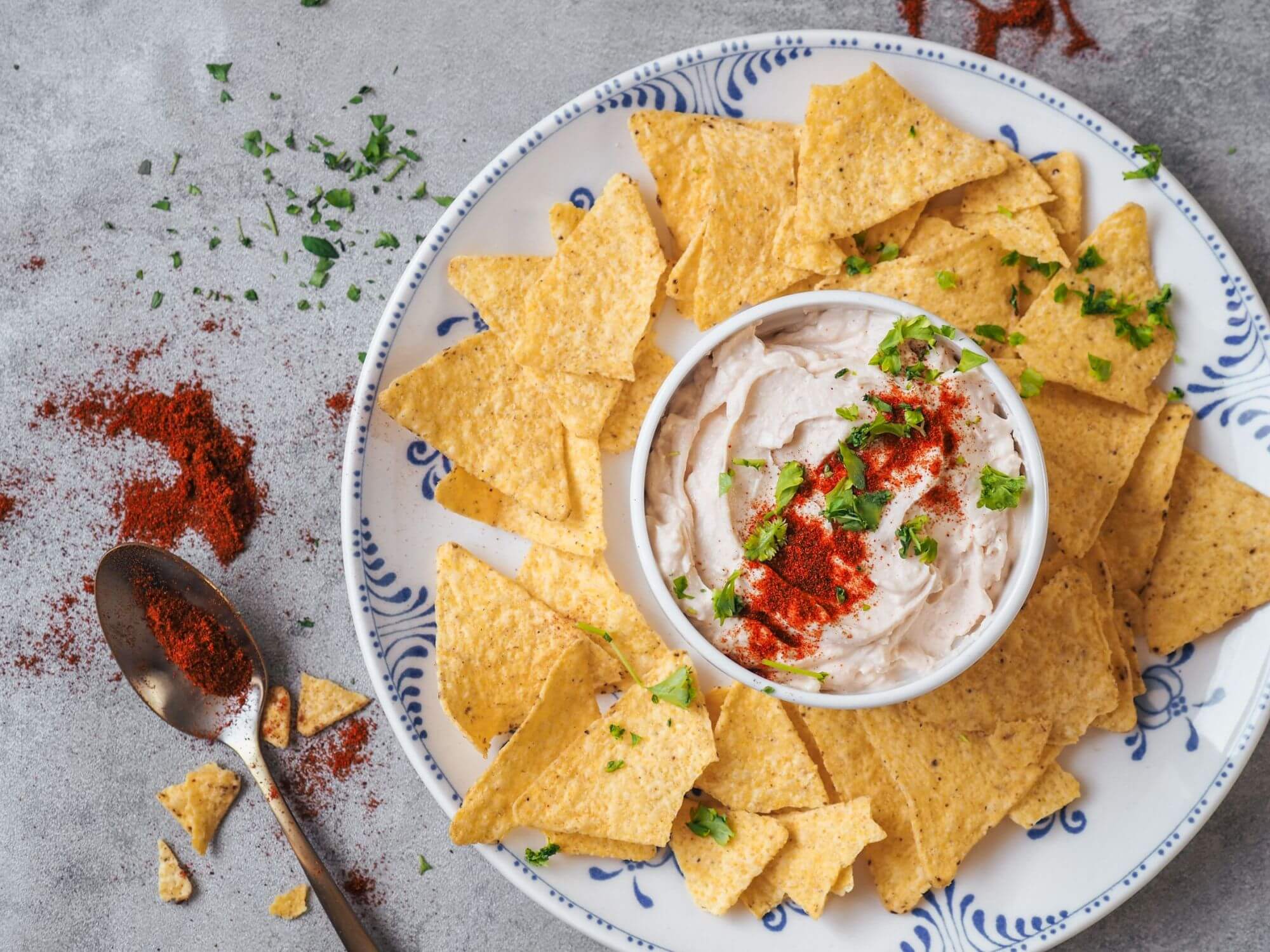 Krém z nivy a tortillové chipsy