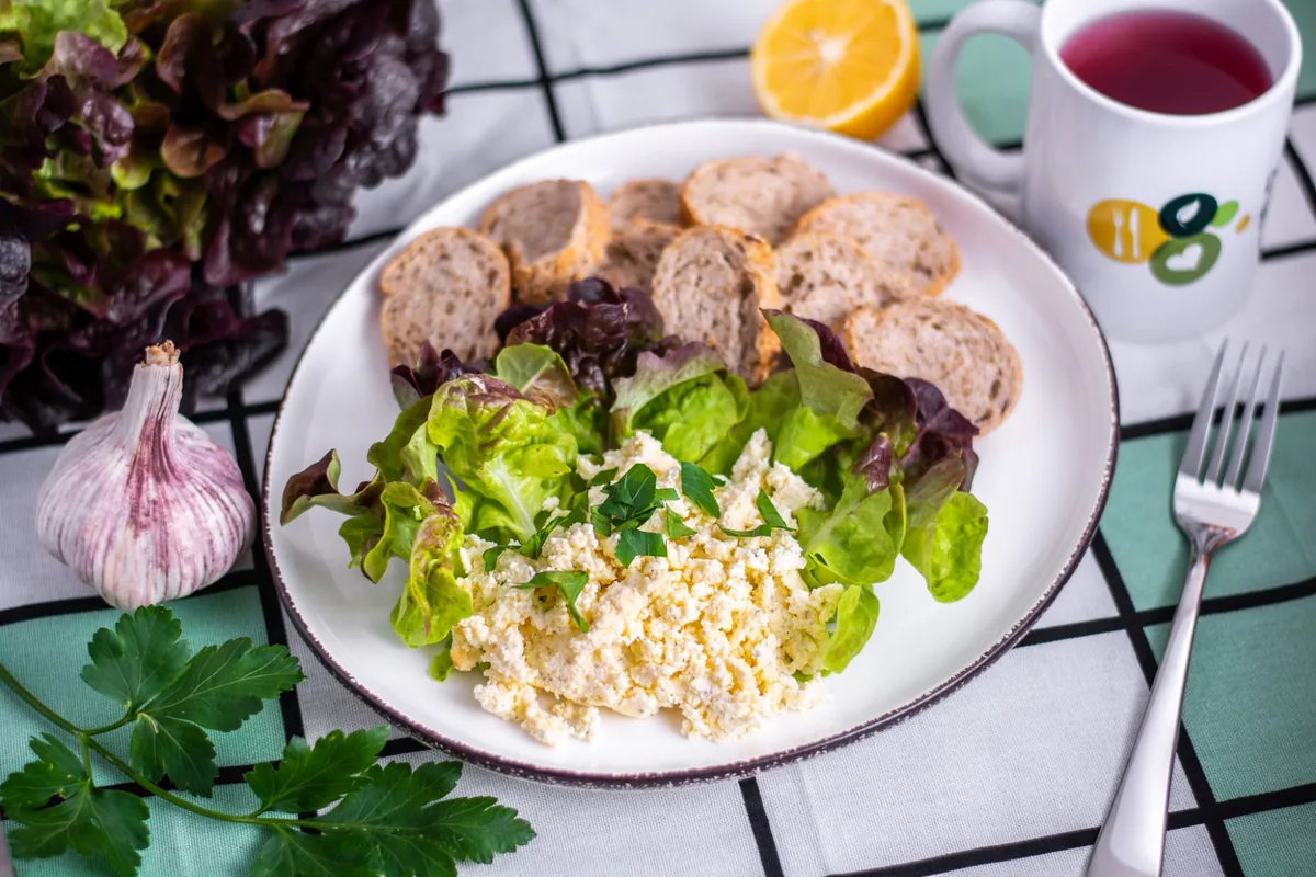 A plate with meat, bread and leaf salad, WE EAT 3 A DAY program