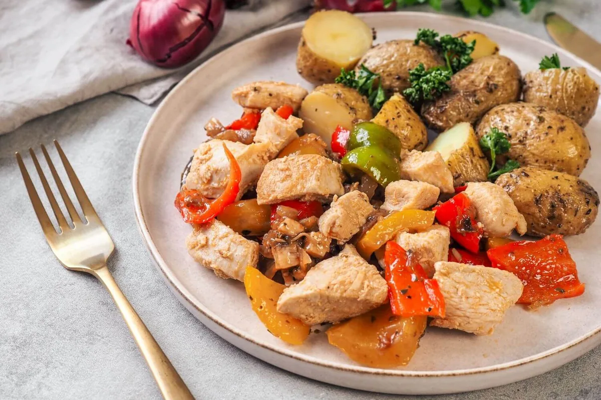 Chicken with bacon, onion, pepper and roast potatoes, LACTO MINUS program