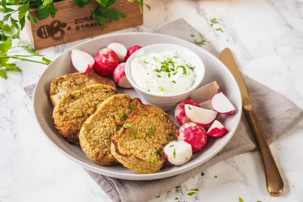 Dip s pečeným česnekem a piniovými ořechy s fit chlebem, program Fit +